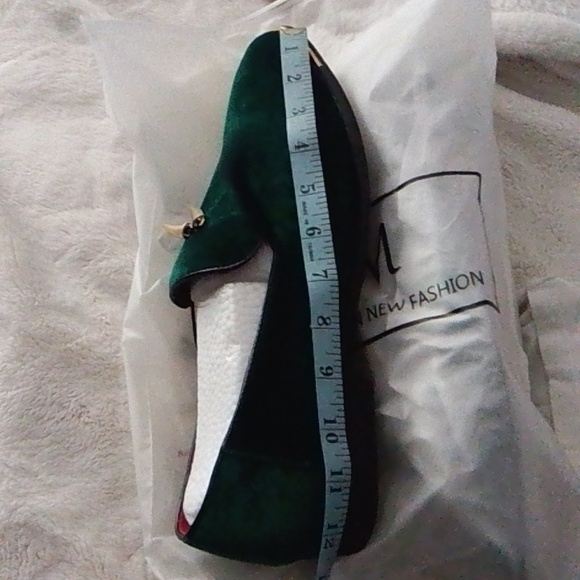 Elegant Green Velvet Loafers - Picture 8 of 8